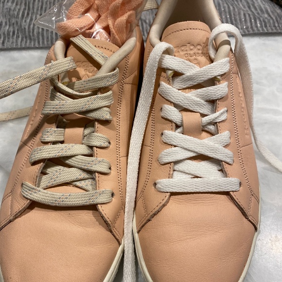 Reebok ladies barely worn runners. Comes with 3 types of lace grey, pink and whi - Picture 1 of 1